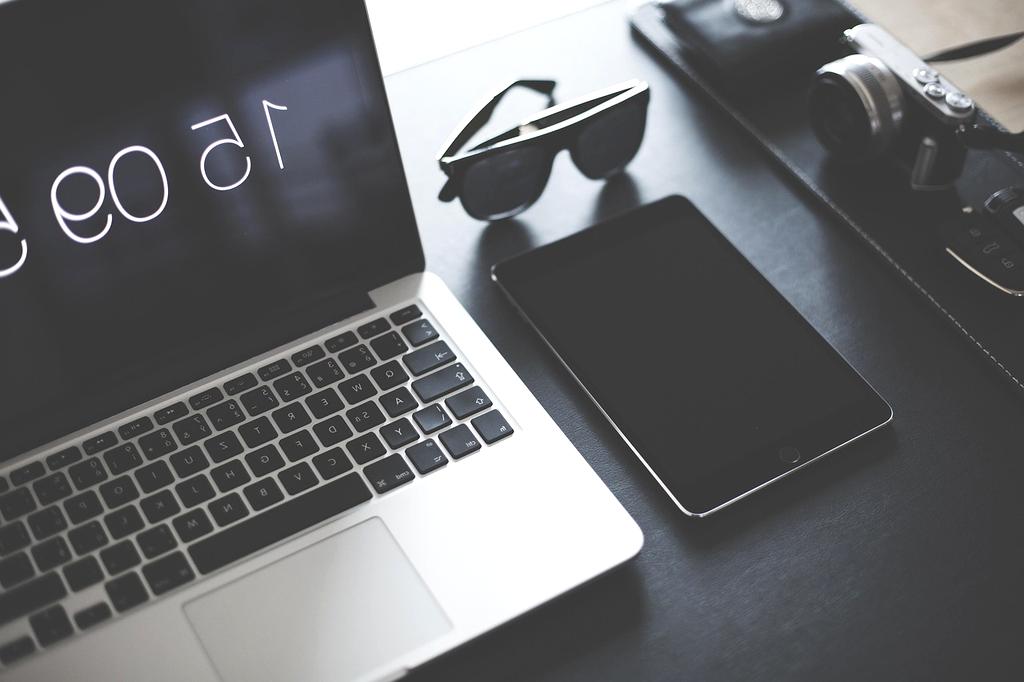 Compact wireless keyboard with ergonomic design